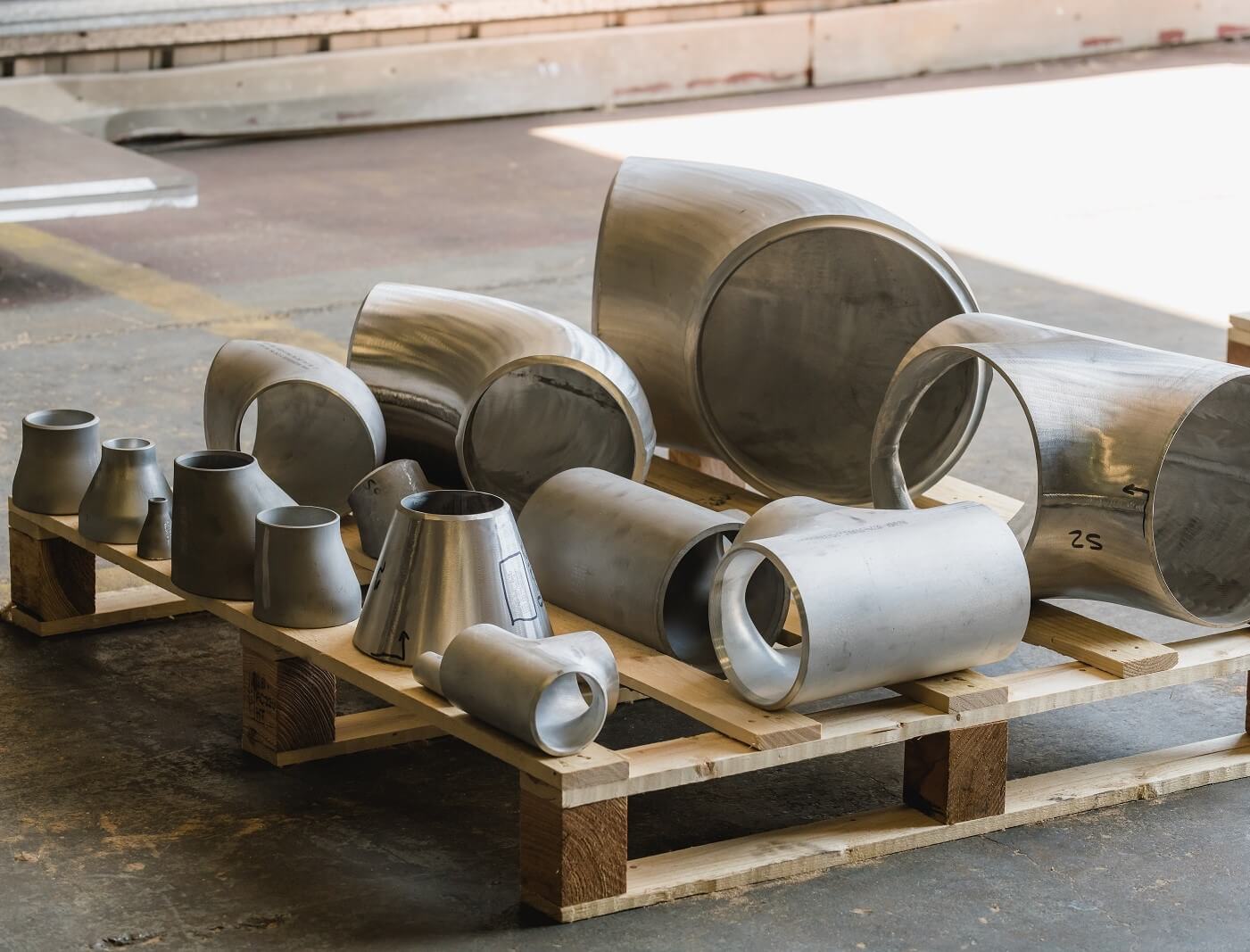 a collection of aluminium pipes on a pallet